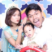 Penampilan Fuji saat menghadiri acara ulang tahun anak Ruben Onsu berhasil mencuri atensi. Ditemani Thariq Halilintar dan keponakan kesayangannya, Gala Sky, Fuji tampil bak putri Jasmine di negeri dongeng. Foto: Instagram/@fuji_an