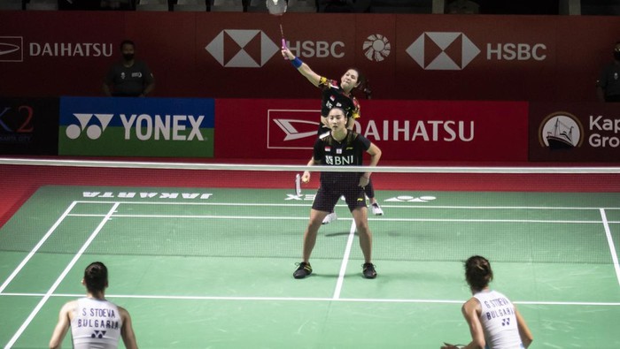 GANDA PUTRI GANI/RIBKA MENANG Pebulu tangkis ganda putri Indonesia Ribka Sugiarto (kiri) dan Febby Valencia Dwijayanti Gani (kanan) berpelukan usai mengalahkan ganda putri Bulgaria
Gabriela Stoeva/Stevani Stoeva pada babak kualifikasi Daihatsu Indonesia Masters 2022 di Istora Senayan, Jakarta, Selasa (7/6/2022). Pasangan Febby Valencia Dwijayanti Gani dan Ribka Sugiarto berhasil mengalahkan pasangan ganda putri Bulgaria dengan skor 18-21, 21-12 dan 21-14. ANTARA FOTO/Muhammad Adimaja/foc.