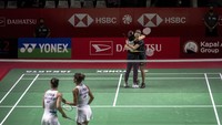 Pebulutangkis ganda putri Indonesia Ribka Sugiarto (kiri) dan Febby Valencia Dwijayanti Gani (kanan) berpelukan usai mengalahkan ganda putri Bulgaria Gabriela Stoeva/Stevani Stoeva.
