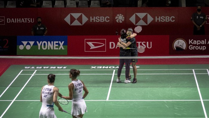GANDA PUTRI GANI/RIBKA MENANG Pebulu tangkis ganda putri Indonesia Ribka Sugiarto (kiri) dan Febby Valencia Dwijayanti Gani (kanan) berpelukan usai mengalahkan ganda putri Bulgaria
Gabriela Stoeva/Stevani Stoeva pada babak kualifikasi Daihatsu Indonesia Masters 2022 di Istora Senayan, Jakarta, Selasa (7/6/2022). Pasangan Febby Valencia Dwijayanti Gani dan Ribka Sugiarto berhasil mengalahkan pasangan ganda putri Bulgaria dengan skor 18-21, 21-12 dan 21-14. ANTARA FOTO/Muhammad Adimaja/foc.