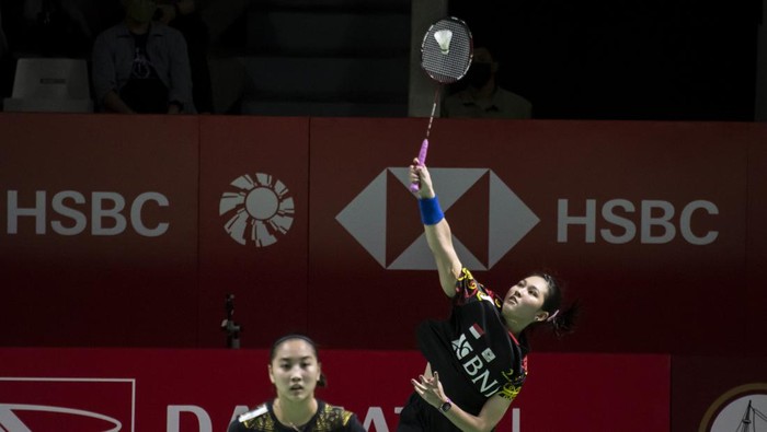 GANDA PUTRI GANI/RIBKA MENANG Pebulu tangkis ganda putri Indonesia Ribka Sugiarto (kiri) dan Febby Valencia Dwijayanti Gani (kanan) berpelukan usai mengalahkan ganda putri Bulgaria
Gabriela Stoeva/Stevani Stoeva pada babak kualifikasi Daihatsu Indonesia Masters 2022 di Istora Senayan, Jakarta, Selasa (7/6/2022). Pasangan Febby Valencia Dwijayanti Gani dan Ribka Sugiarto berhasil mengalahkan pasangan ganda putri Bulgaria dengan skor 18-21, 21-12 dan 21-14. ANTARA FOTO/Muhammad Adimaja/foc.