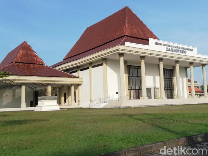 gedung kesenian darmoyudo