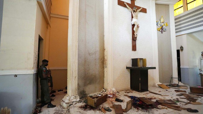 Gereja Katolik di Nigeria Diserang saat Misa, Tewaskan 50 Orang People involved in the St. Francis Catholic Church attack receives treatment at St Louis Catholic Hospital in Owo Nigeria, Monday, June 6, 2022. Lawmakers in southwestern Nigeria say more than 50 people are feared dead after gunmen opened fire and detonated explosives at a church. Ogunmolasuyi Oluwole with the Ondo State House of Assembly said the gunmen targeted the St Francis Catholic Church in Ondo state on Sunday morning just as the worshippers gathered for the weekly Mass. (AP Photo/Sunday Alamba)