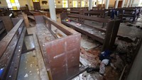Beberapa berita Nigeria mengatakan kelompok tersebut bersenjata, menembaki jamaah, dan meledakan bahan peledak di Gereja Kantolik St Francis. Identitas dan motif para penyerang masih ditelusuri.  