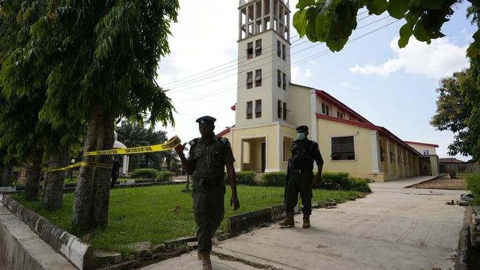 Gereja Katolik di Nigeria Diserang saat Misa, Tewaskan 50 Orang People involved in the St. Francis Catholic Church attack receives treatment at St Louis Catholic Hospital in Owo Nigeria, Monday, June 6, 2022. Lawmakers in southwestern Nigeria say more than 50 people are feared dead after gunmen opened fire and detonated explosives at a church. Ogunmolasuyi Oluwole with the Ondo State House of Assembly said the gunmen targeted the St Francis Catholic Church in Ondo state on Sunday morning just as the worshippers gathered for the weekly Mass. (AP Photo/Sunday Alamba)