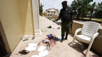 Petugas menyisir lokasi kejadian. Juru bicara Gereja Katolik di Nigeria, Pendeta Augustine Ikwu, mengutuk serangan tersebut.  