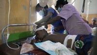 Para korban dirawat tim medis di RS St Louis, Owo, Nigeria.