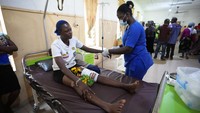 Korban selamat dan luka-luka dirawat di RS St Louis, Owo, Nigeria, Senin (6/6/2022). Seorang dokter mengatakan setidaknya 50 mayat telah dibawa ke dua rumah sakit di kota itu.   