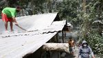 Gotong Royong Bersihkan Sisa Abu Vulkanik Letusan Gunung Bulusan Filipina