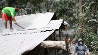 Selain itu warga juga mulai membersihkan atap rumah meraka yang diselimuti abu.