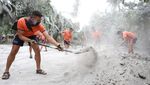 Gotong Royong Bersihkan Sisa Abu Vulkanik Letusan Gunung Bulusan Filipina