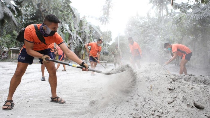 Gotong Royong Bersihkan Sisa Abu Vulkanik Letusan Gunung Bulusan Filipina Coast guard personnel shovel ash to clear a road in Juban town, Sorsogon province on June 6, 2022, a day after the eruption of Bulusan volcano. - The volcano in the eastern Philippines spewed a huge, dark cloud on June 5, prompting evacuations from ash-covered towns while authorities warned of possible further eruptions. (Photo by Charism SAYAT / AFP) (Photo by CHARISM SAYAT/AFP via Getty Images)