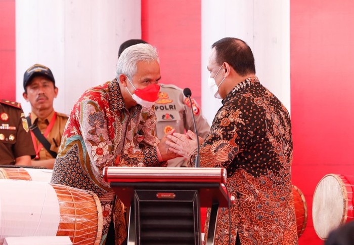 Gubernur Jawa Tengah Ganjar Pranowo menghadiri kick off kegiatan pembentukan Desa Antikorupsi tahun 2022 di Lapangan Samping Kantor Desa Pakatto, Bontomaranmu, Gowa, Sulawesi Selatan (Sulsel).