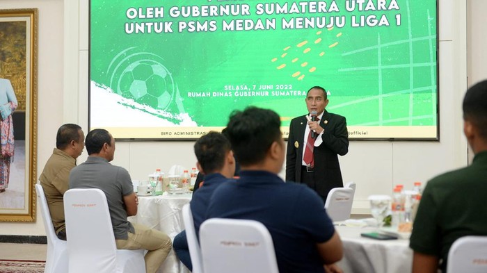 Gubsu Edy Rahmayadi berbicara dengan manajemen dan tim PSMS Medan.