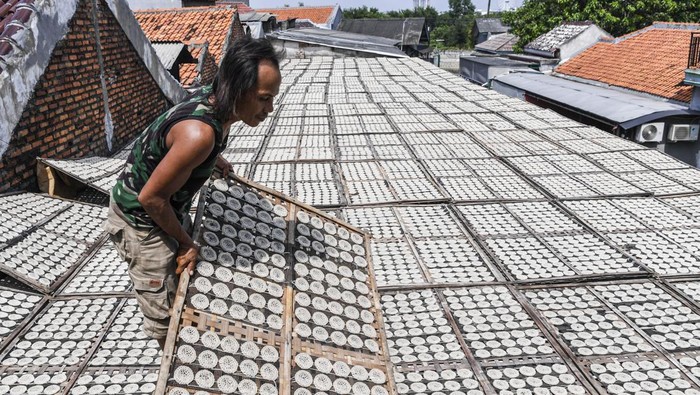 Harga Bahan Baku Naik, Ukuran Kerupuk Diperkecil Proses pembuatan kerupuk tapioka di rumah industri kerupuk