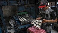 Alasan diperkecilnya ukuran karena naiknya berbagai harga bahan baku seperti tepung tapioka, minyak goreng, dan gas elpiji.