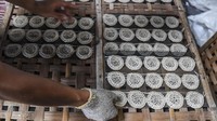 Beruntung meski ukuran diperkecil, konsumen masih banyak yang membeli.