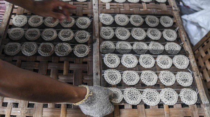 Harga Bahan Baku Naik, Ukuran Kerupuk Diperkecil Proses pembuatan kerupuk tapioka di rumah industri kerupuk