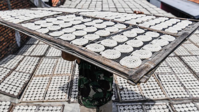 Harga Bahan Baku Naik, Ukuran Kerupuk Diperkecil Proses pembuatan kerupuk tapioka di rumah industri kerupuk