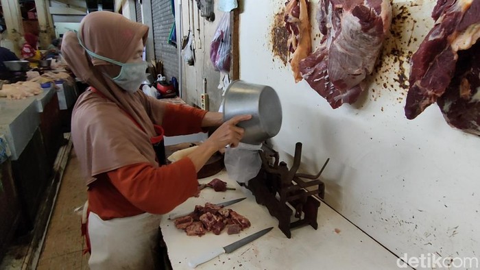 Harga daging sapi di Pasar Wates, Kulon Progo, naik menjadi Rp 150 ribu per kilogram, Selasa (7/6/2022).
