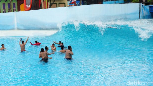 Hawai Waterpark berada di Kabupaten Malang. Lokasinya tak jauh dengan pintu Tol Singosari.