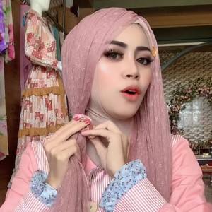 Viral Gaya Hijab Mirip Rambut Bisa Dikepang, Netizen Sebut bak Gorden