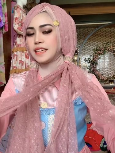 Hijab pashmina instan viral di media sosial.