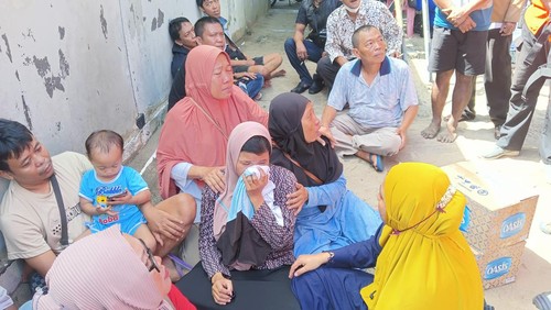 Ibu korban pelajar terseret arus dan pencarian korban di Pantai Double Six Selasa (7/6/2022).