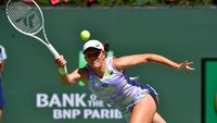 Sejak April 2022, ia naik ke peringkat satu dunia, mengisi posisi Ashleigh Barty yang pensiun dini. Meski terkesan hadiah, nyatanya Swiatek berhasil membuktikan bahwa ia memang kelas dunia. Foto: AFP via Getty Images/FREDERIC J. BROWN