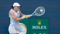 Swiatek juga menjadi petenis putri yang konsisten. Selama tujuh grand slam terakhir, ia selalu mampu menembus pekan kedua turnamen (minimal 16 besar). Foto: Icon Sportswire via Getty Images/Icon Sportswire