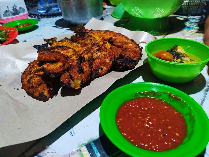 Ikan bakar dan sop ikan khas Jembrana di Pantai Pebuahan, Desa Banyubiru, Kecamatan Negara, Kabupaten Jembrana, Bali.