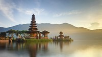 Pura Ulun Danu berada di tepi barat laut Danau Bratan di pegunungan dekat Bedugul, Kabupaten Tabanan. (Foto: Getty Images/iStockphoto/HonzaHruby)Kamu juga bisa menyewa perahu untuk keliling danau. 