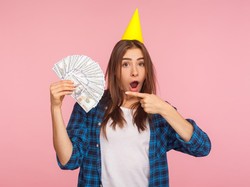 5 Zodiak yang Diramalkan Sukses & Banyak Uang di 2025