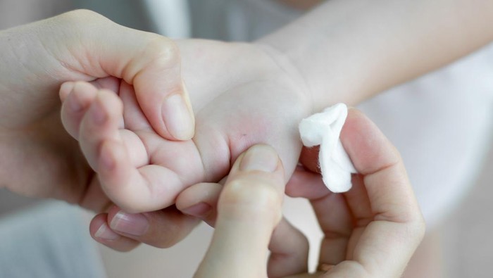 A splinter in a childs hand