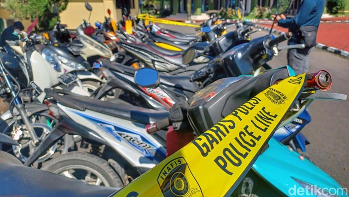 Polresta Bandung gelar barang bukti dan tersangka hasil Operasi Libas Lodaya 2022. Sebanyak 56 tersangka pencurian dengan pemberatan (Curat) ditangkap.