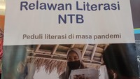 Bahkan di Nusa Tenggara Barat, diadakan relawan literasi di mana para mahasiswa maupun umum bisa bantu membantu siswa membaca. Mereka akan diberi pelatihan dan mengajar dengan buku yang telah dibuat dari sayembara. Keren banget ya, detikers! Foto: Nikita Rosa/detikEdu