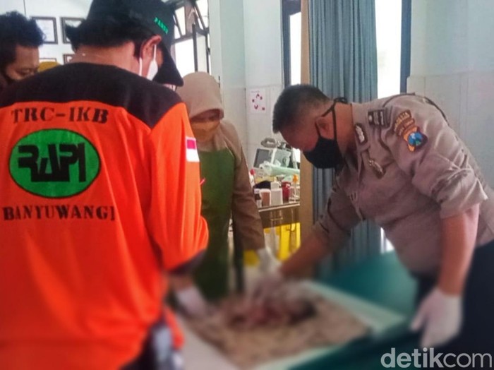 Jasad bayi laki-laki yang ditemukan mengapung di Banyuwangi.
