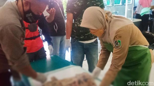 Jasad bayi laki-laki yang ditemukan mengapung di Banyuwangi.