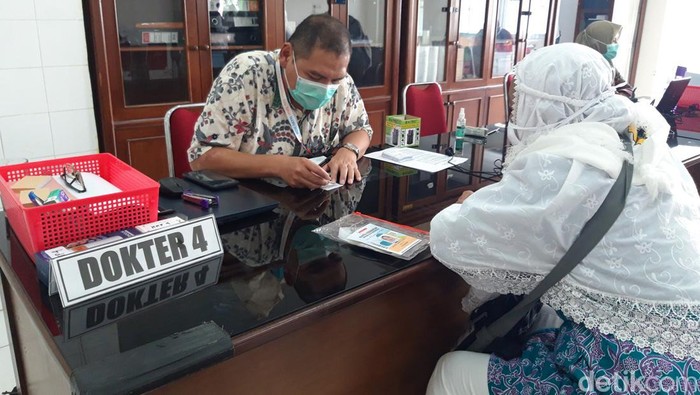 Jemaah calon haji menjalani pemeriksaan kesehatan di Asrama Haji Donohudan, Boyolali.