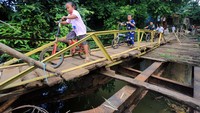 Jembatan penghubung dua kecamatan dan dua desa tersebut sudah rusak dan lapuk sejak tahun 2016.