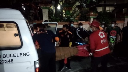 Jenazah dosen Undhiksa, Wayan Bagya, saat dievakuasi oleh aparat dan tim medis, Selasa (7/6/2022).