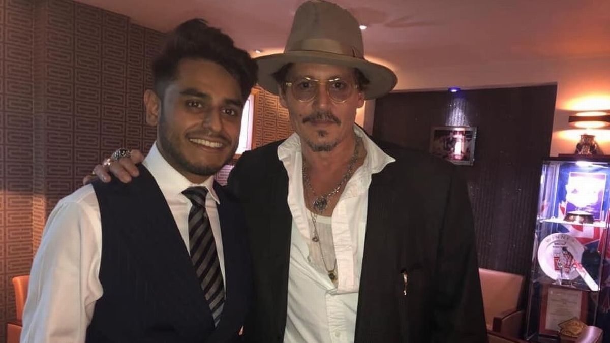 Johnny Depp makan di restoran India