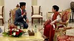 Acungkan 2 Jari, Jokowi dan Megawati Bahas Apa Sih?