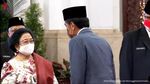 Acungkan 2 Jari, Jokowi dan Megawati Bahas Apa Sih?