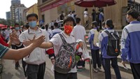 Gaokao merupakan bagian dari sistem pendidikan di China sejak tahun 1950-an, meskipun ada jeda di masa Revolusi Budaya. Bagi jutaan orang di China, utamanya yang bukan dari keluarga pejabat, gaokao adalah tiket kesuksesan dan naik kelas strata sosial. Begitu, menurut BBC.