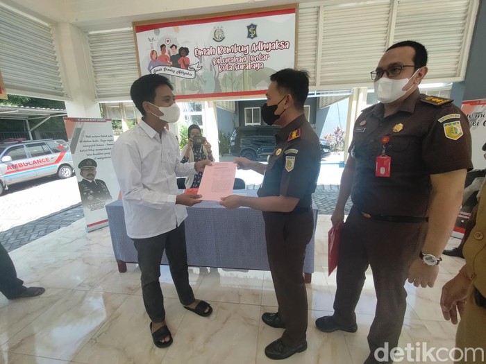 Kajari Surabaya menyerahkan SKP2 kepada Dimas