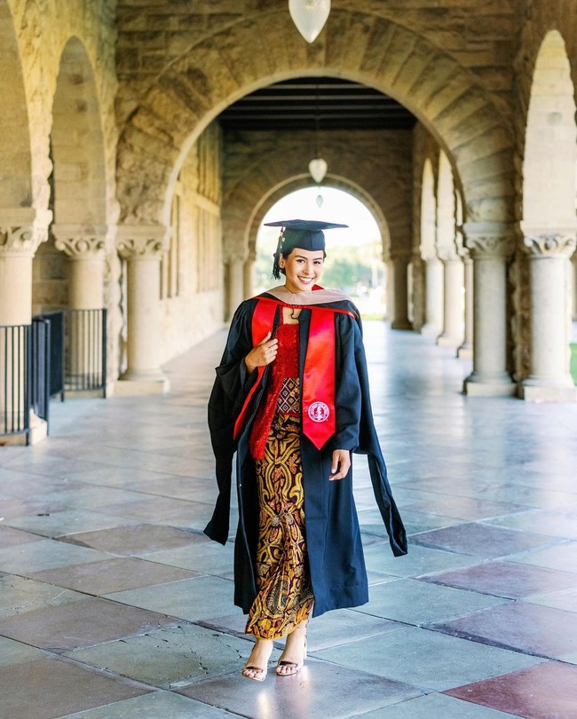 Gaya tradisional Maudy Ayunda ketika lulus kuliah dari Universitas Stanford juga sempat jadi perbincangan. Ia mengenakan kebaya kutu baru merah rancangan Didiet Maulana. AUra cantiknya makin terpacar.Foto: Instagram @maudyayunda