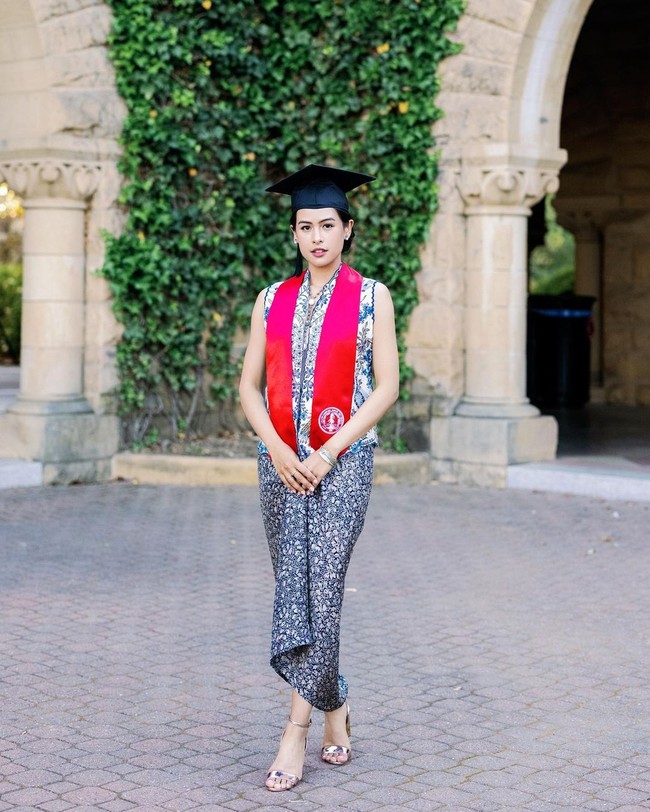 Pelantun Perahu Kertas itu mengandalkan dua kebaya untuk hari kelulusannya. Kali ini ia mengenakan versi lengan pendek. Foto: Instagram @maudyayunda