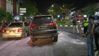 Saksi mata menyebut, tiba-tiba sepeda motor hendak putar balik, sehingga tertabrak mobil di belakangnya. Sepeda motor kemudian terlindas di bawah mobil. Sedangkan pengendara sepeda motor terpental hingga mengalami luka-luka. (Foto: dok Satlantas Polres Sukoharjo)