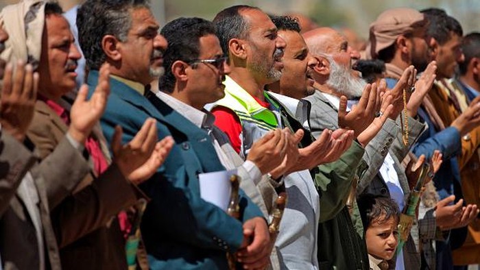 Kekeringan Parah, Umat Muslim di Yaman Doa Bersama Memohon Hujan Yemenis pray for rain amid drought in the capital Sanaa on June 6, 2022. (Photo by MOHAMMED HUWAIS / AFP) (Photo by MOHAMMED HUWAIS/AFP via Getty Images)